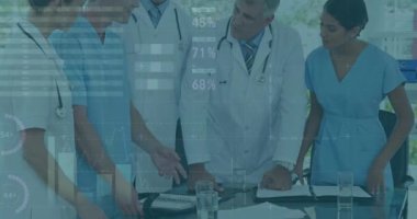 Çeşitli doktor ve sağlık çalışanlarının hastanede tartıştıkları veri işleme programının animasyonu. Tıbbi sağlık ve iş verileri teknolojisi kavramı