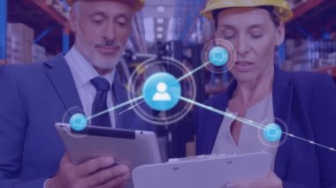 Depoda tartışan çeşitli erkek ve kadın kıdemli yöneticiler üzerindeki simge ağının animasyonu. Küresel ağ ve lojistik iş teknolojisi kavramı