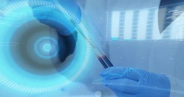 Veri işleme ve DNA iplikçiklerinin bilim adamının üzerinde test tüpüyle canlandırılması. Küresel bilim ve dijital arayüz kavramı dijital olarak oluşturulmuş video.