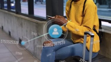 Açık havada akıllı telefon kullanan Afro-Amerikan kadın üzerindeki dijital ikon ağının animasyonu. Küresel ağ ve iş teknolojisi kavramı