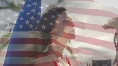 Sahilde gülümseyen beyaz kadın üzerinde ABD bayrağının canlandırılması. Amerikan vatanseverliği ve çeşitlilik kavramı dijital olarak oluşturulmuş video.