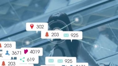 Yürüyen merdiven kullanan çeşitli iş adamları üzerinde sosyal medya simgelerinin ve bağlantı ağının animasyonu. Küresel ağ ve iş teknolojisi kavramı