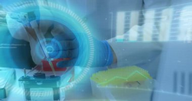 Veri işleme ve tarama animasyonları beyaz bilim adamlarının örnek almaları üzerine. Küresel bilim ve dijital arayüz kavramı dijital olarak oluşturulmuş video.