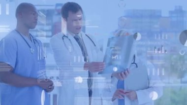 Hastanedeki röntgen raporlarını inceleyen doktorlardan oluşan farklı bir ekip üzerinde veri işleme animasyonu. Küresel ekonomi ve tıbbi sağlık teknolojisi kavramı