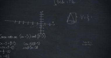 Kara tebeşir tahtasında yüzen matematiksel denklemlerin animasyonu. Okul eğitimi ve iş teknolojisi kavramı
