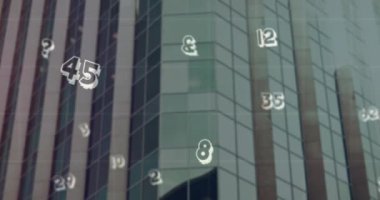 Finansal veri işleme ve ofis binası üzerindeki numaraların animasyonu. Küresel iş, finans, hesaplama ve veri işleme kavramı dijital olarak oluşturulmuş video.