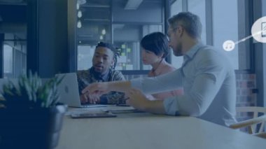 Ofisteki çeşitli iş adamlarıyla olan bağlantıların animasyonu. Küresel ağlar, işletmeler, finansmanlar, hesaplama ve veri işleme kavramı dijital olarak oluşturuldu.