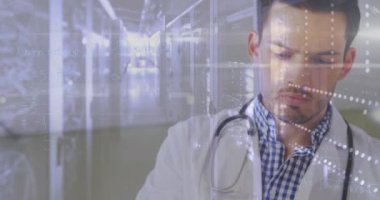 Hastanede tıbbi raporları okuyan çift ırklı erkek doktor üzerine matematiksel denklemlerin animasyonu. Tıbbi sağlık teknolojisi kavramı