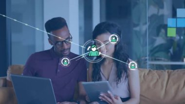 Ofisteki çeşitli iş adamlarıyla olan bağlantıların animasyonu. Küresel ağlar, işletmeler, finansmanlar, hesaplama ve veri işleme kavramı dijital olarak oluşturuldu.