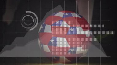 Veri işleme ve futbolun animasyonu. Futbolcuların tekmelenmesi üzerine kırmızı bayrak. Küresel spor ve dijital arayüz kavramı dijital olarak oluşturulmuş video.