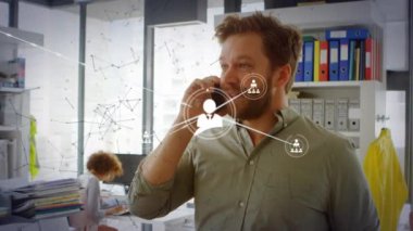 Ofiste akıllı telefondan konuşan beyaz bir adama karşı profil simgeleri ağı animasyonu. Küresel ağ ve iş teknolojisi kavramı