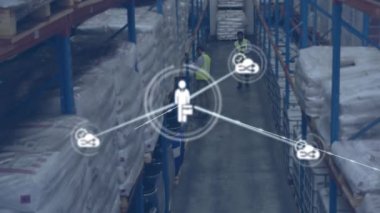 Depoda yürüyen Afrikalı Amerikalı erkek işçilere karşı dijital ikon ağının animasyonu. Küresel ağ ve lojistik iş teknolojisi kavramı