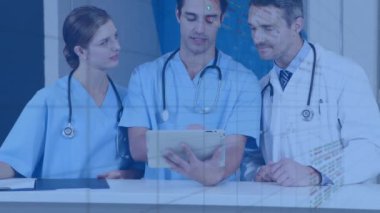 Hastanedeki dijital tablet üzerinde tartışan çeşitli sağlık çalışanlarının veri işleme animasyonu. Tıbbi sağlık ve iş teknolojisi kavramı