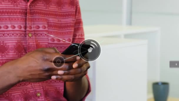 Bağlı Simgelerin Canlandırılması Cep Telefonu Kullanan Afro Amerikan Bir Adamın — Stok video