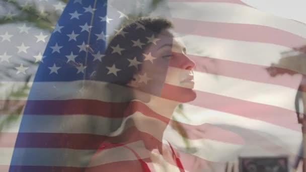 Animação Bandeira Dos Eua Sobre Mulher Branca Sorridente Praia Patriotismo — Vídeo de Stock