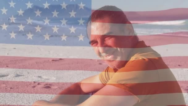 在海滩上 在笑容可亲的高加索人之上 升起了美国国旗 美国爱国主义和多样性概念数码视频 — 图库视频影像