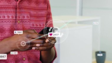 Akıllı telefon kullanan Afro-Amerikan kadın üzerindeki simgelerle bağlantı ağının animasyonu. Küresel iş ve dijital arayüz kavramı dijital olarak oluşturulmuş video.