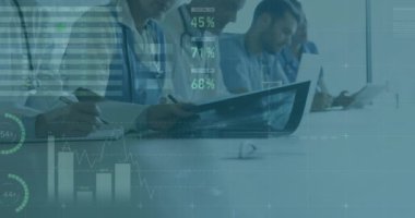 Hastanede çalışan çeşitli doktorların orta bölümündeki veri işleme çalışmalarının animasyonu. Küresel ekonomi ve iş veri teknolojisi kavramı