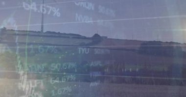 Manzara ve rüzgar türbini üzerinde veri işleme animasyonu. Küresel iş ve dijital arayüz kavramı dijital olarak oluşturulmuş video.