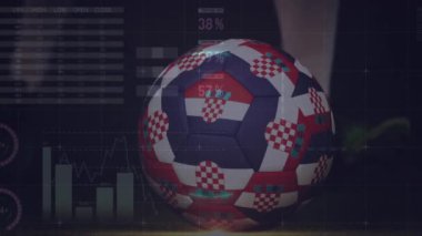 Veri işleme ve futbol animajı. Futbolcuların tekmelenmesi üzerine Hırvat bayrağı. Küresel spor ve dijital arayüz kavramı dijital olarak oluşturulmuş video.