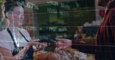 Kafkasyalı bir adamın kafeteryada kredi kartıyla ödediği orta bölümdeki veri işleme animasyonu. Küresel finans ve iş teknolojisi kavramı