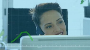 Ofiste akıllı telefondan konuşan Kafkasyalı iş kadınının veri işleme animasyonu. Küresel iş ve dijital arayüz kavramı dijital olarak oluşturulmuş video.