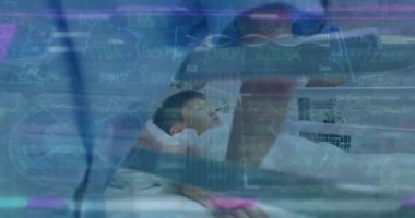 Hastanedeki erkek hasta ile farklı doktorların veri işleme animasyonları. Küresel tıp, işletme, finans, hesaplama ve veri işleme kavramı dijital olarak oluşturulmuş video.