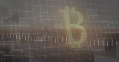 Bitcoin sembolünün animasyonu, yuvarlak tarayıcılar ve şehir manzarasının havadan görüntüsüne karşı veri işleme. Bilgisayar arayüzü ve kripto para birimi teknolojisi kavramı