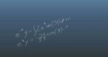 Mavi arka planda matematiksel veri işleme animasyonu. Bilim ve öğrenme kavramı dijital olarak oluşturulmuş video.