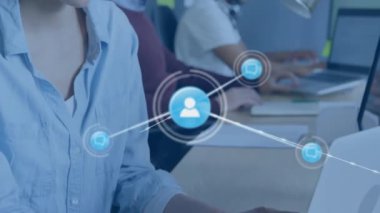 Ofisteki çeşitli iş adamlarıyla olan bağlantıların animasyonu. Küresel ağlar, işletmeler, finansmanlar, hesaplama ve veri işleme kavramı dijital olarak oluşturuldu.