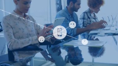 Ofisteki çeşitli iş adamlarıyla olan bağlantıların animasyonu. Küresel ağlar, işletmeler, finansmanlar, hesaplama ve veri işleme kavramı dijital olarak oluşturuldu.