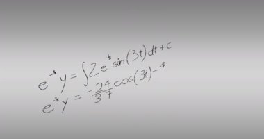 Gri arkaplanda matematiksel veri işleme animasyonu. Bilim ve öğrenme kavramı dijital olarak oluşturulmuş video.