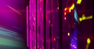 Bilgisayar sunucuları ve veri işleme ile bağlantıların animasyonu. Küresel ağlar, dijital arayüz, veri işleme ve bağlantılar konsepti dijital olarak oluşturuldu.