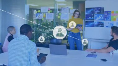 Ofisteki çeşitli iş adamlarıyla olan bağlantıların animasyonu. Küresel ağlar, işletmeler, finansmanlar, hesaplama ve veri işleme kavramı dijital olarak oluşturuldu.