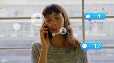 Akıllı telefon kullanan iki ırklı kadının üzerindeki simgelerle bağlantı ağının animasyonu. Küresel iş ve dijital arayüz kavramı dijital olarak oluşturulmuş video.