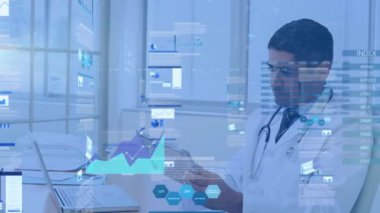 Hastanede dijital tablet kullanan çift ırklı erkek doktorların istatistiksel veri işleme animasyonu. Tıbbi sağlık ve iş verileri teknolojisi kavramı