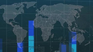 Veri işlemenin animasyonu ve dünya haritası siyah arka planda. Küresel iş ve dijital arayüz kavramı dijital olarak oluşturulmuş video.