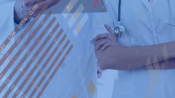 病院のデジタルタブレットを使用して 多様な男性と女性の医師に対するデータ処理のアニメーション 医療とビジネスデータテクノロジーの概念 — ストック動画