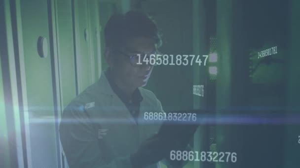 Sunucu Odasında Dijital Tabletle Çalışan Asyalı Erkek Mühendis Üzerinden Numara — Stok video