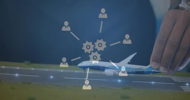 オフィスで飛行機の模型を飛んでいる女性の中央部に回転するデジタルアイコンのアニメーション ビジネス工学と航空技術の概念 — ストック動画