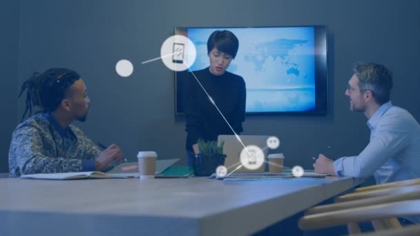 オフィス内の多様なビジネス人とのつながりのアニメーション グローバルネットワーク ビジネス コンピューティング データ処理の概念デジタル生成ビデオ — ストック動画