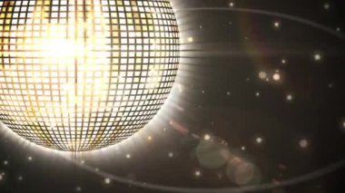 Siyah arka planda dönen ayna kürenin animasyonu. Eğlence, retro disko ve müzik konsepti dijital olarak oluşturulmuş video.
