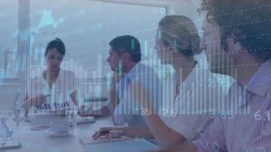 Ofiste birlikte tartışan çeşitli iş adamları üzerinde istatistiksel veri işleme animasyonu. İş veri teknolojisi kavramı