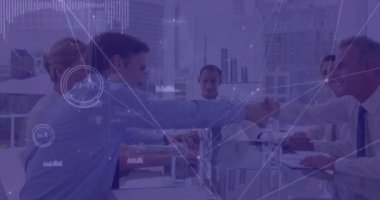 Çeşitli iş arkadaşlarının el sıkışarak konuşmaları üzerine bağlı noktaların, grafiklerin ve ses dalgası simgelerinin canlandırılması. Dijital bileşik, çoklu pozlama, iletişim, rapor, takım çalışması ve iş konsepti.