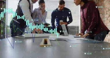 Muhtelif meslektaşların ofiste bir plan üzerinde tartışmalarına ilişkin veri işleme animasyonu. İş veri teknolojisi kavramı