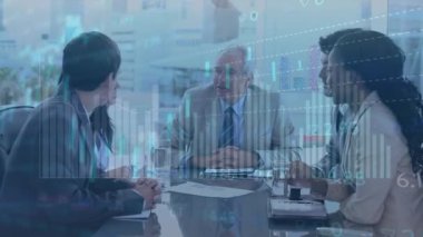 Çeşitli iş adamlarının ofiste birbirlerine beşlik çakmalarına ilişkin istatistiksel veri işleme animasyonu. İş veri teknolojisi kavramı