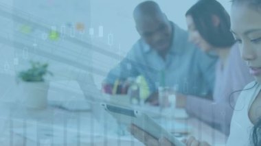 Ofiste dijital tablet kullanan gülümseyen Asyalı kadının birden fazla grafiğinin animasyonu. Dijital bileşik, çoklu pozlama, raporlar, iş, büyüme, soyut ve teknoloji kavramı.