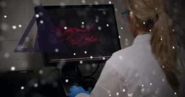 DNA sarmalının animasyonu, beyaz kadın bilim adamının masaüstündeki DNA yapısını inceleyen dikiz görüntüsü. Dijital bileşik, çoklu pozlama, laboratuvar, molekül, tıbbi ve teknoloji konsepti.