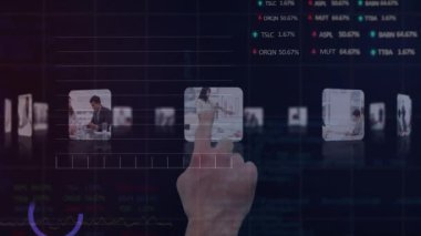 Ofiste sunum yapan melez bir kadının borsa veri işleme animasyonu. Küresel ekonomi ve iş teknolojisi kavramı