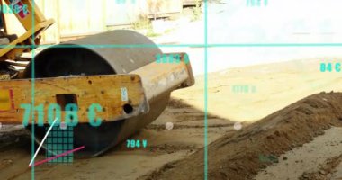 Yol silindirleri üzerinde para birimi sembolleri olan grafiklerin ve sayıların animasyonu. Dijital bileşik, çoklu pozlama, iş, bankacılık, inşaat alanı, ulaşım ve teknoloji.